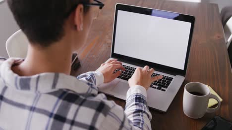 Frau-Arbeitet-Am-Laptop,-Während-Sie-Am-Tisch-Sitzt