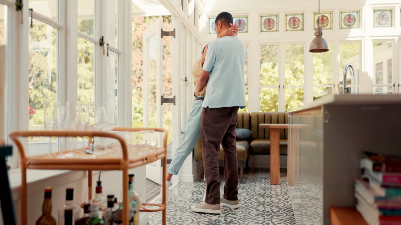 행복하고, 흥분하고, 집에서 사랑으로 안아주는 커플