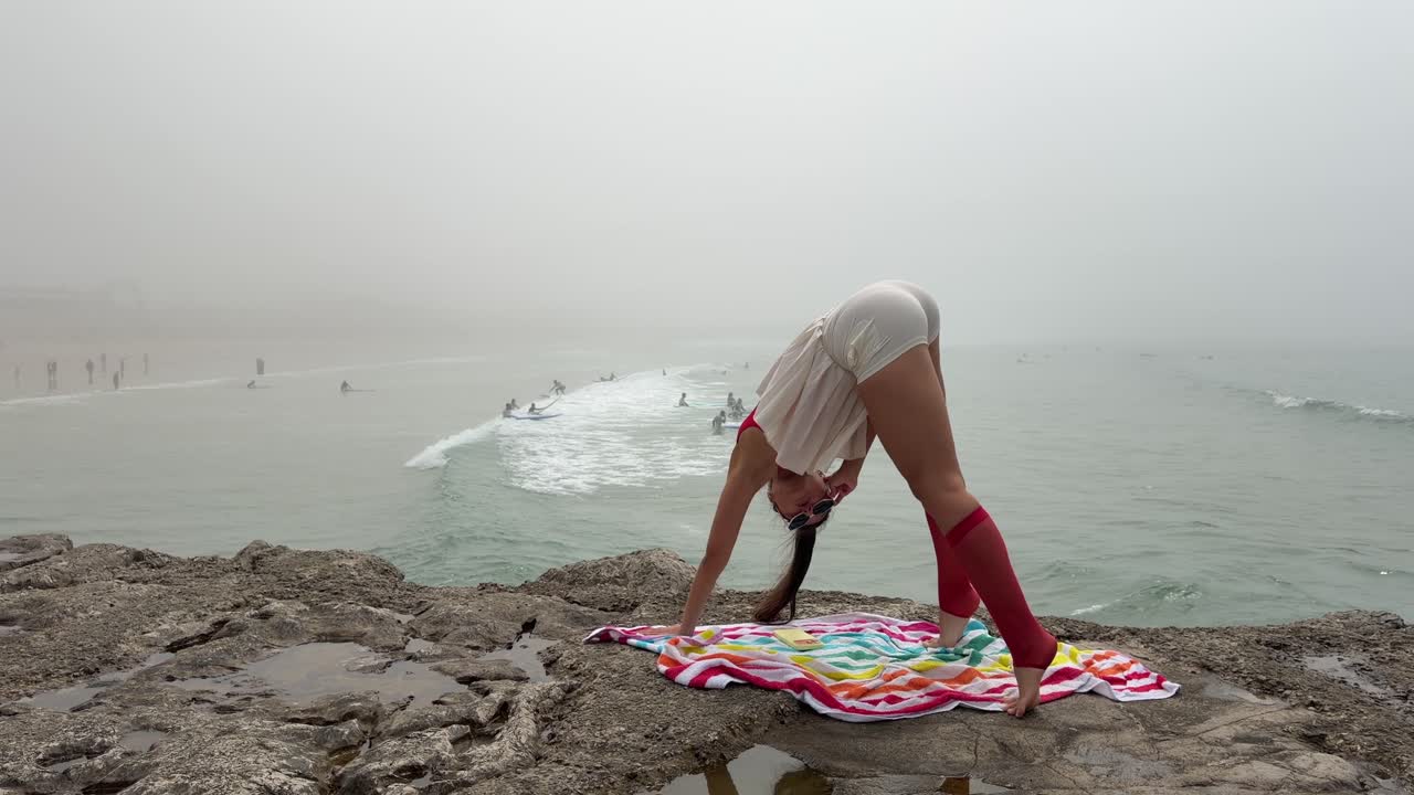 Sisli Bir Plaja Bakan Bir Uçurumda Yoga Yapan Kadın