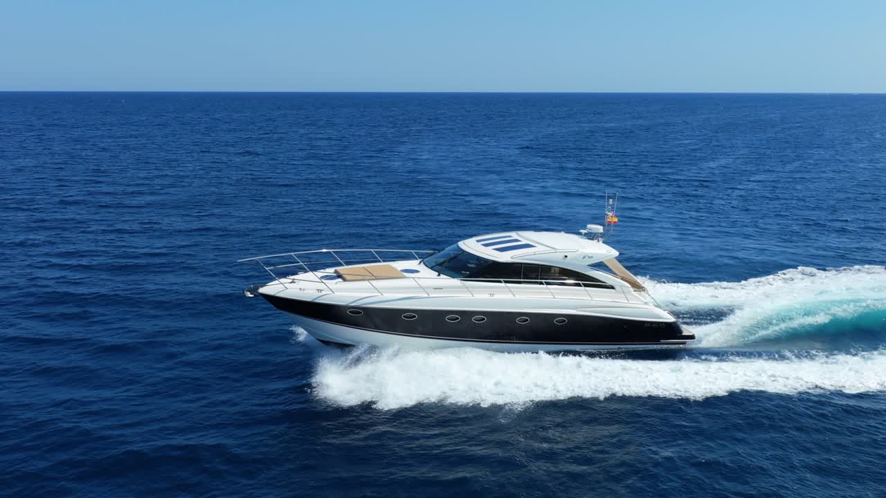 Motoscafo di lusso che solca le onde del Mar Mediterraneo blu ripreso in slow motion