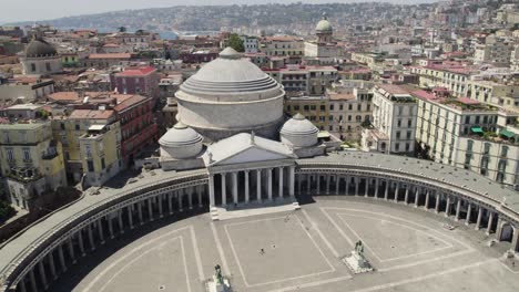 Vista-Aérea-En-órbita-De-La-Famosa-Plaza-Piazza-Del-Plebiscito-Con-La-Iglesia-De-San-Francesco-Di-Paola,-Nápoles