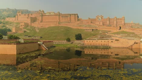 el fuerte amer es un fuerte ubicado en amer, rajasthan, india. ubicado en lo alto de una colina, es la principal atracción turística de jaipur.