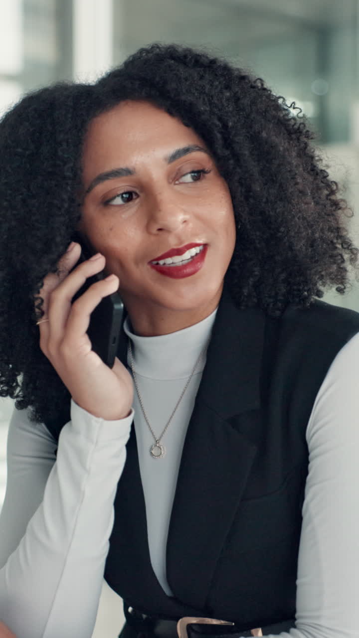 Donna sorridente e professionale che parla al telefono