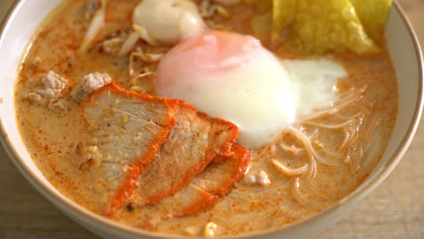 Fideos-De-Arroz-Con-Albóndigas,-Cerdo-Asado-Y-Huevo-En-Sopa-Picante---Fideos-Tom-Yum