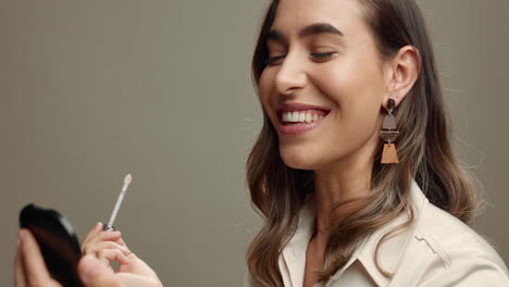 estudio, maquillaje y rostro de mujer con lápiz labial