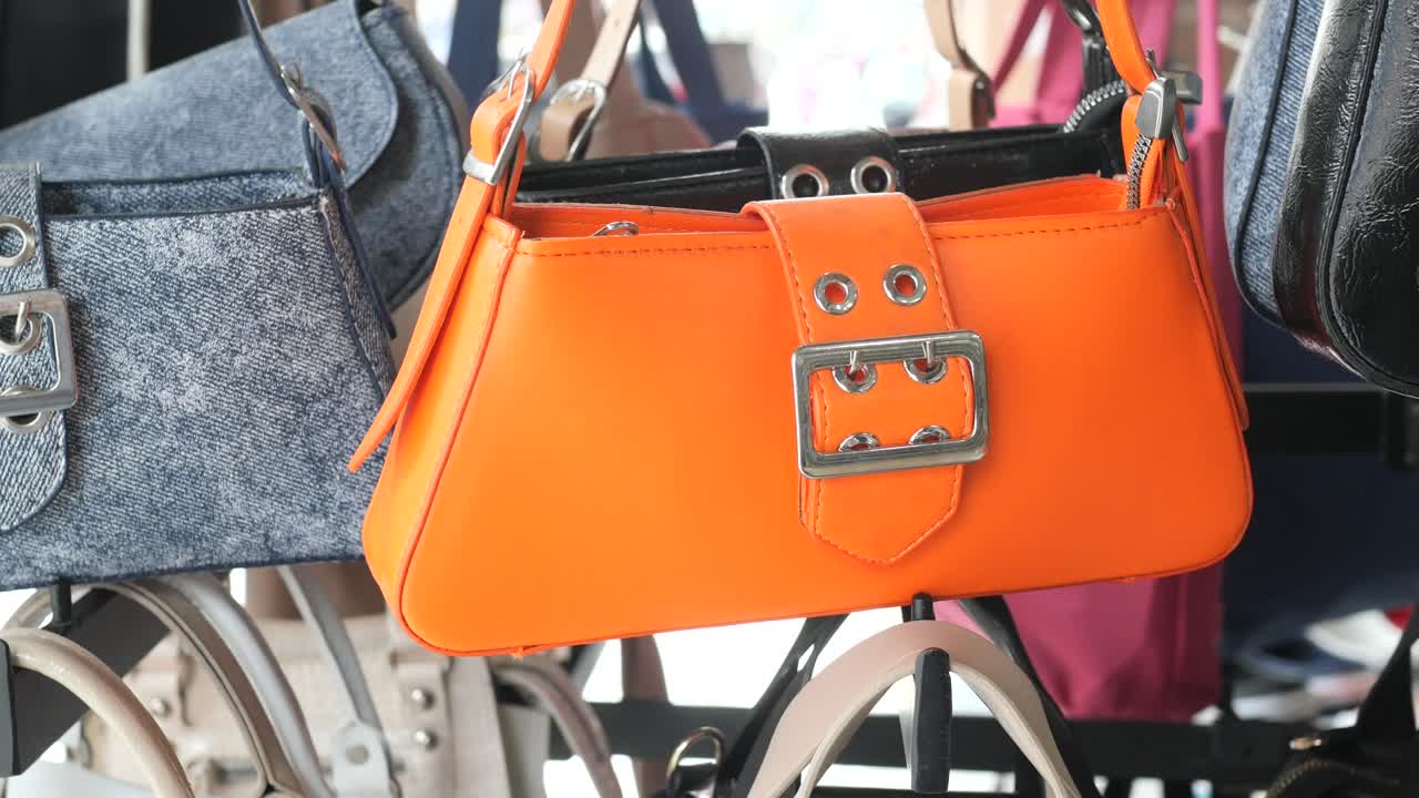 Orange håndtasker udstillet