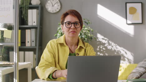 retrato de una alegre mujer de negocios de mediana edad en la oficina