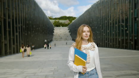 Porträt-Einer-Ukrainischen-Frau,-Die-An-Einer-Privaten-Ewha-universität-In-Seoul,-Südkorea,-Studiert