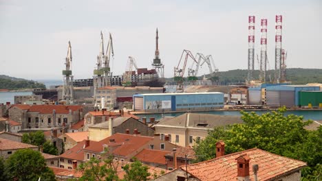 plataforma petrolera en alta mar a la derecha, grúa de construcción a la izquierda