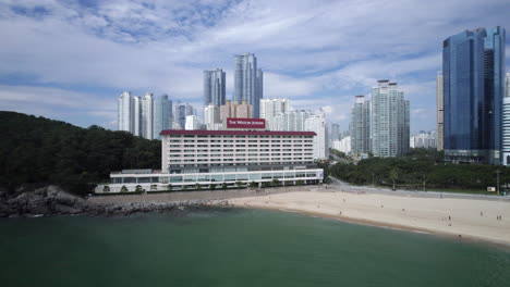 Haeundae-Beach-Südkorea-Tagsüber,-Mit-Blick-Auf-Das-Strandhotel-Im-Herbst