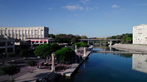 toma aérea de una obra de arte colgada al lado de un río en la zona atristique temporaire