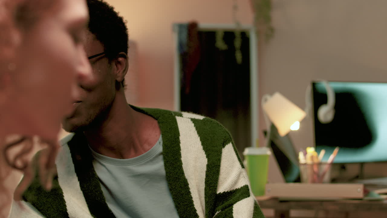 친구 들 이 집 에서 재회 하는 것