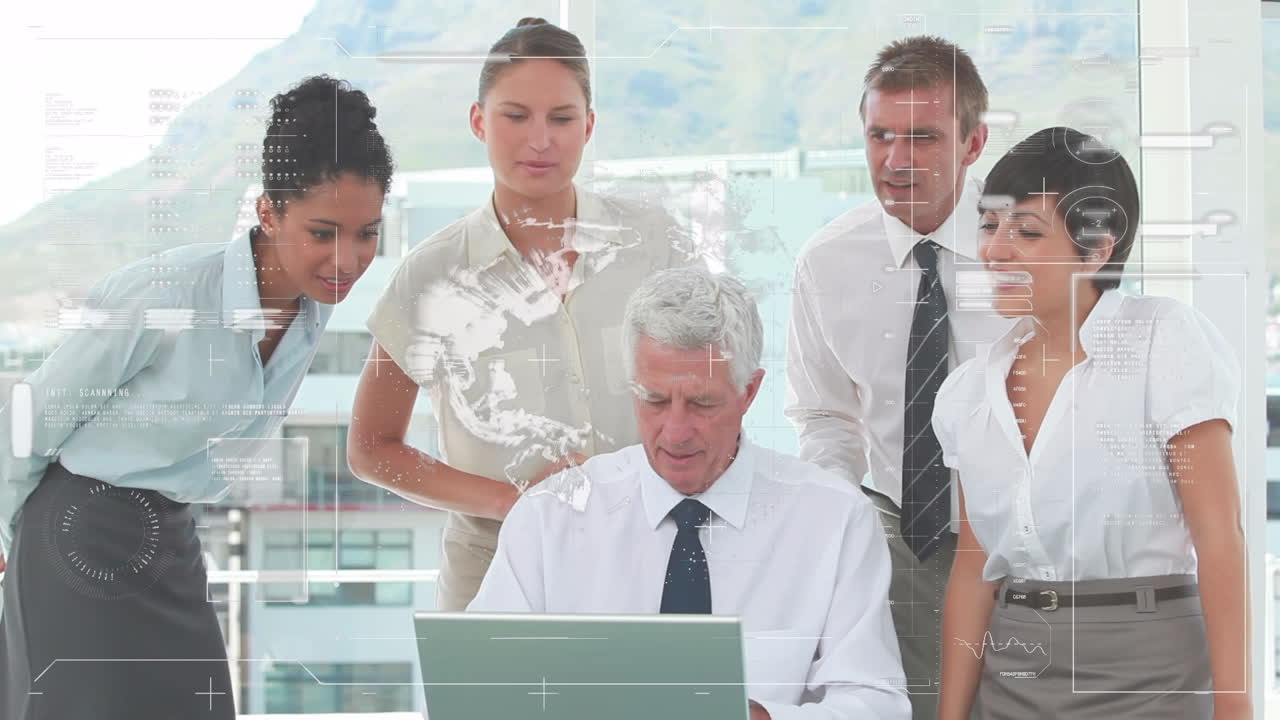 animación de datos en una pantalla digital sobre hombres de negocios caucásicos felices usando una computadora portátil