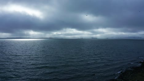 Ein-Bewölkter-Tag-Mit-Der-Bucht-Und-Himmel-Und-Sonnenstrahlen