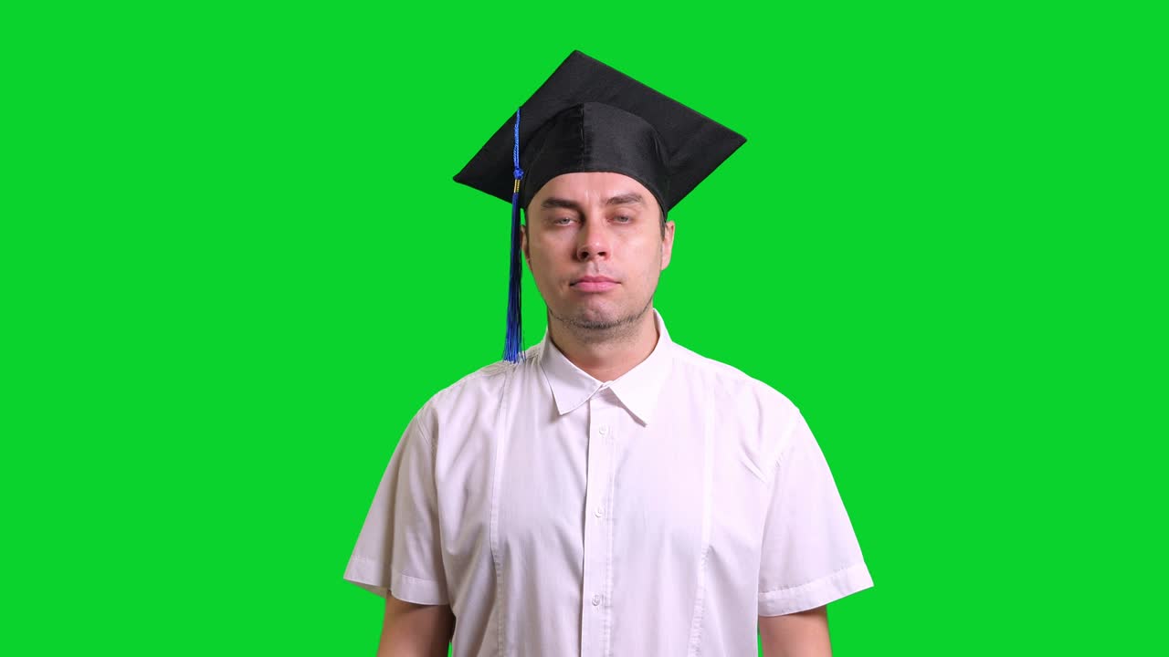 Giovane uomo laureato sorridente con cappello di laurea nero