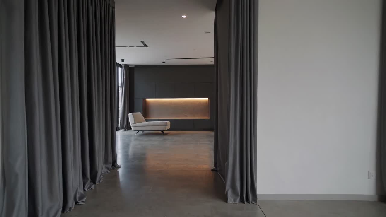 그려진 커튼을 통해 부드러운 빛을 필터링하면 세련된 회색과 색 인테리어 디자인 억양으로 우아하고 미니멀한 주거 공간을 드러니다. 현대적인 건축적 우아함을 강조합니다.