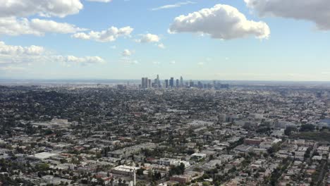 Vista-Aérea-Del-Centro-De-Los-ángeles-Desde-El-Parque-Griffith-Y-El-Monte-Hollywood