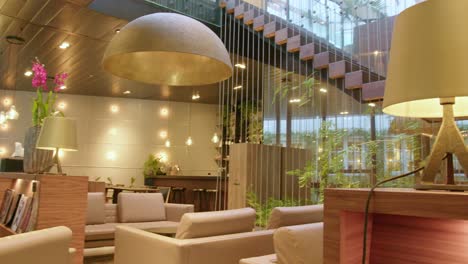 interior de un hermoso vestíbulo de hotel con luces y sillas elegantes en ámsterdam