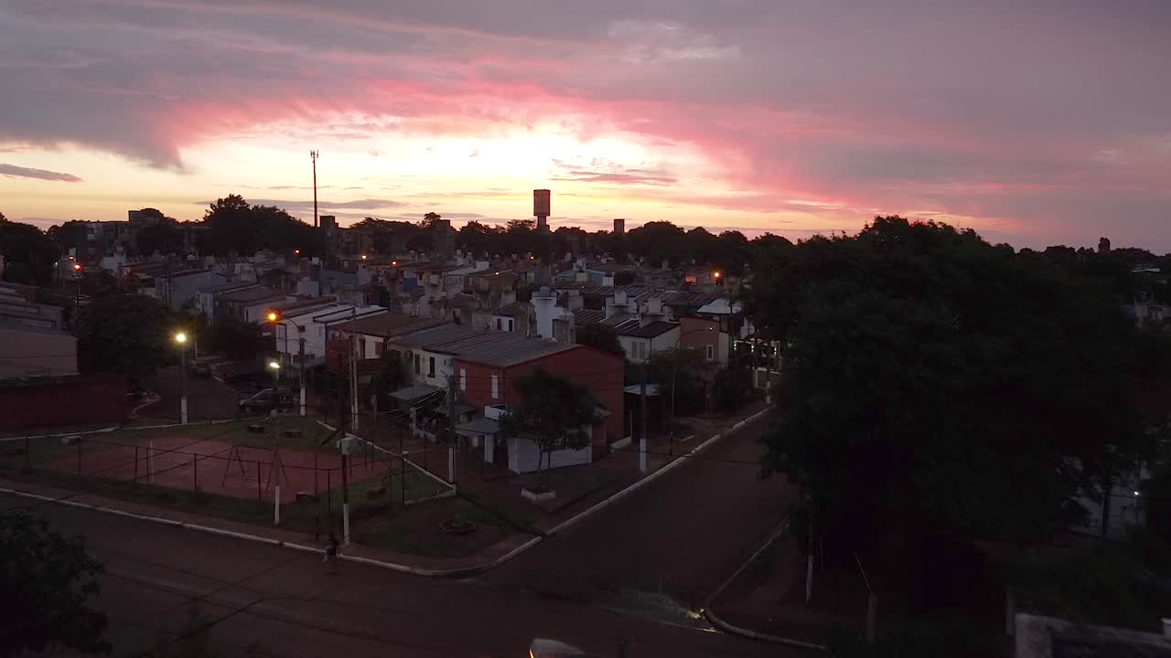imagen aérea de una hermosa puesta de sol en una noche pacífica sobre posadas, misiones, argentina