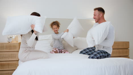 dormitorio, pelea de almohadas y niño con padres