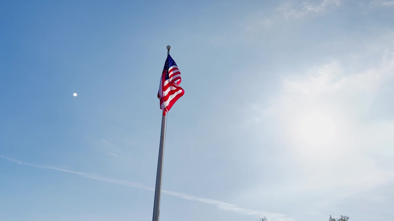 Bandiera americana, bandiera USA, bandiera, asta, sventolante, vento che soffia, giornata soleggiata, pomeriggio, libertà, simbolo nazionale, base militare, edificio, cortile, verso l'alto, isolata, asta, che sventola in alto, bandiera america, appesa