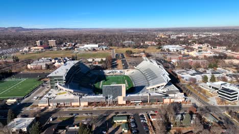 Reverse-Luftdrohnen-Enthüllung-Des-College-Campus-Der-Colorado-State-University-Mit-Fußballstadion-Und-Studentenwohnheimen-In-Fort