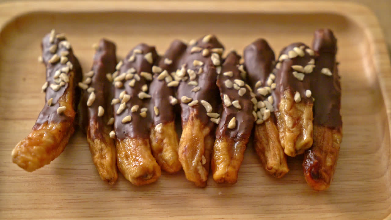 태양에 말린 바나나 초콜릿 코팅 또는 바나나 은 초콜릿