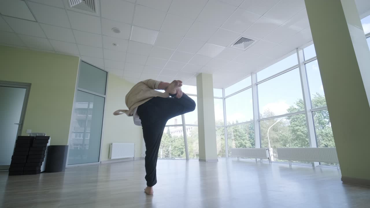 hombre bailando breakdance en un estudio moderno