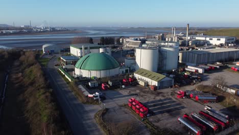 bio alimentos combustible verde agronegocios refinería planta industrial global fábrica vista aérea alejarse