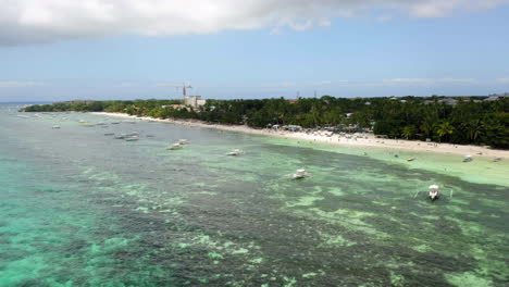 toma aérea de la playa de alona, bohol, filipinas