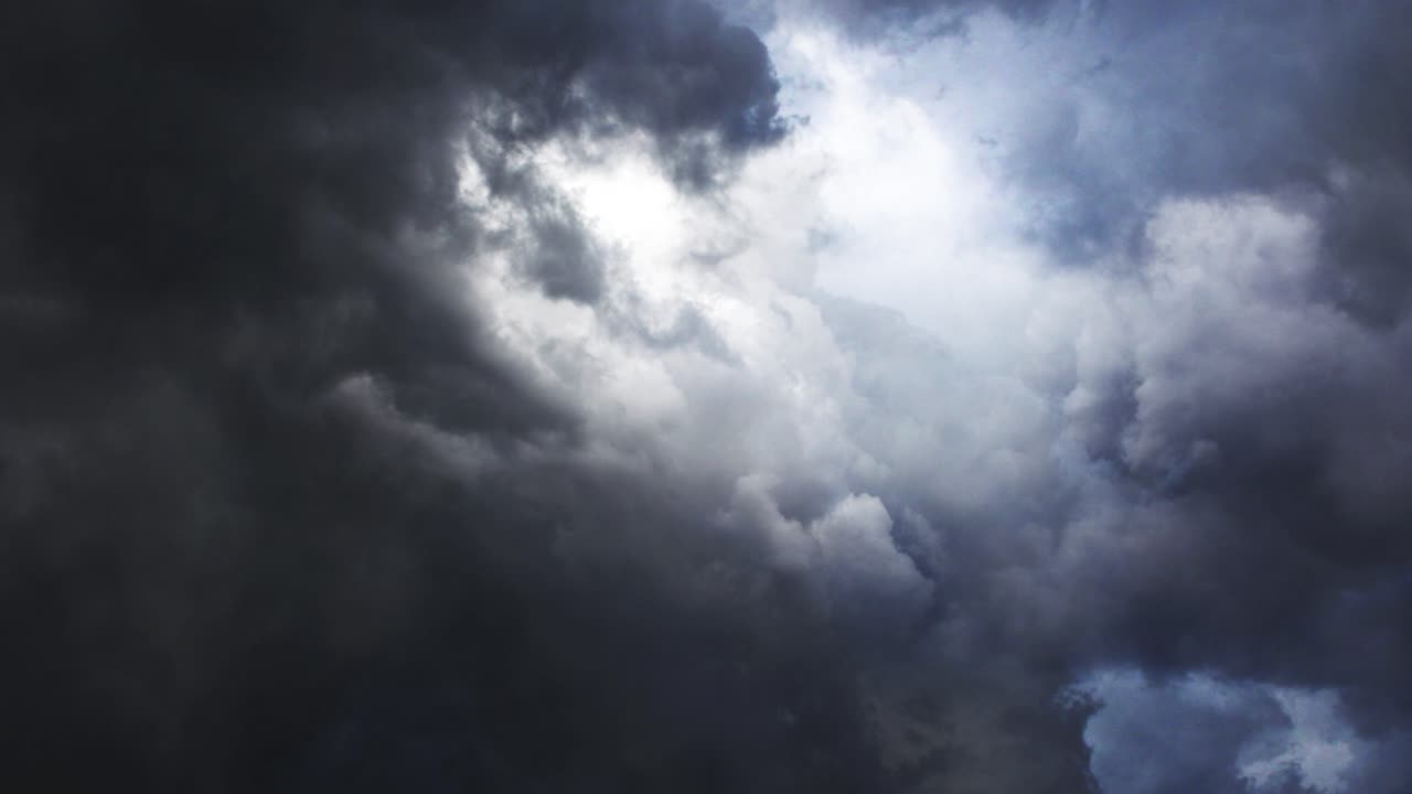 nubes de tormenta oscuras y relámpagos llamativos