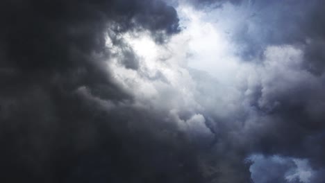 Dunkle-Gewitterwolken-Und-Einschlagende-Blitze