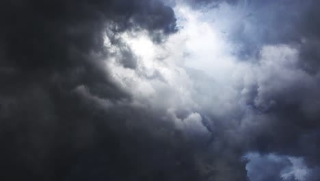 nubes de tormenta oscuras y relámpagos llamativos