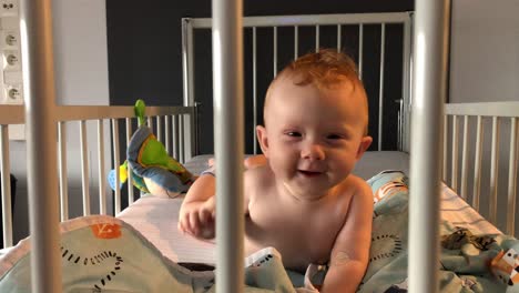bebé feliz sintiéndose mejor acostado en la cama del hospital de cerca