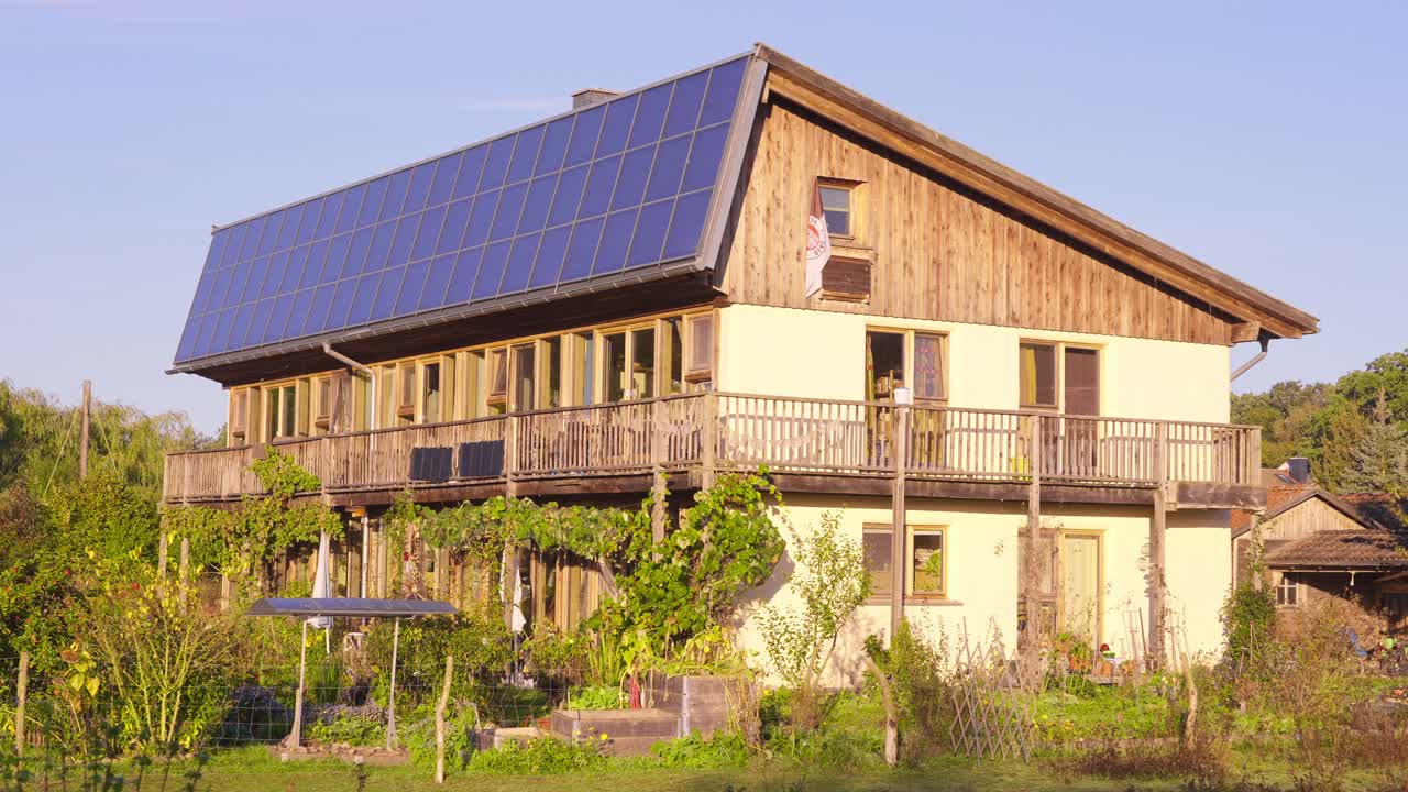 Vidéo de stock Premium - Écovillage panneaux solaires architecture et ...