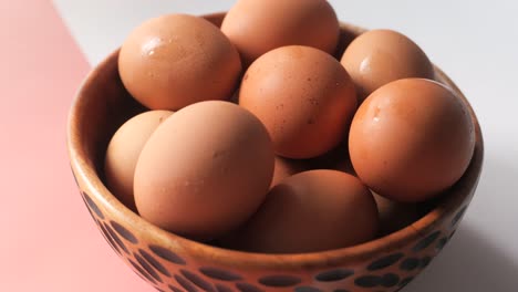 huevos marrones en un tazón de madera