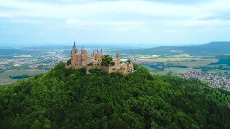 el castillo de hohenzollern, alemania. vuelos aéreos de aviones no tripulados.