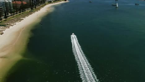 Schnellbootrennen-Parallel-Zum-Strand