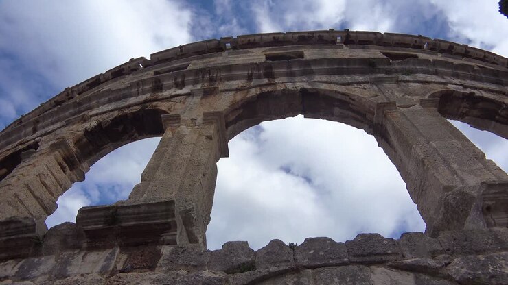 Vista de baixo para cima do anfiteatro em Pula, Croácia