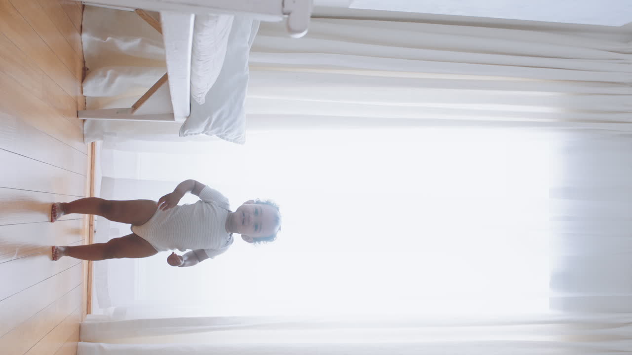 retrato de bebé feliz caminando dando sus primeros pasos niño pequeño disfrutando de la vida saludable pequeño bebé en orientación vertical concepto de video chat