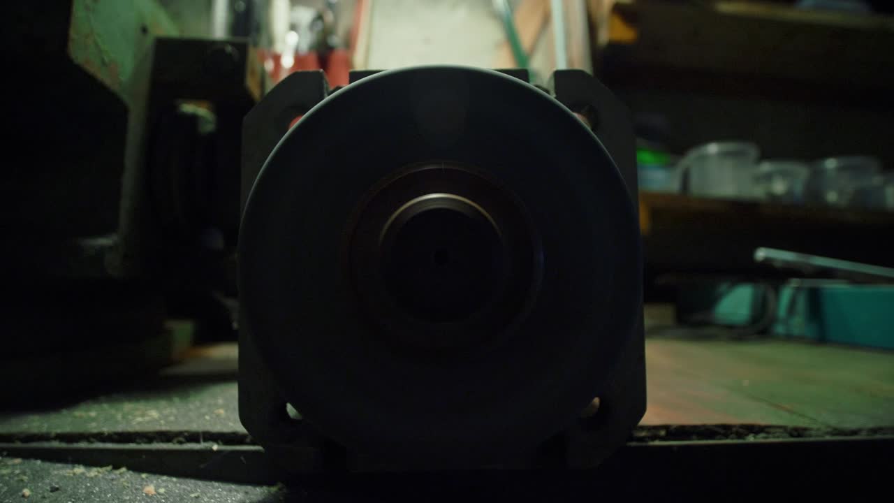 작업실에서 오래된 녹슬은 밀스톤 밀러를 켜고 끄십시오.