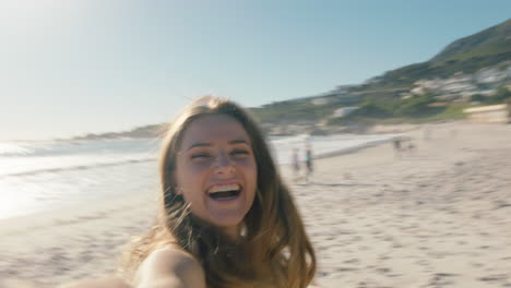 Hermosa-Mujer-Teniendo-Video-Chat-En-La-Playa-Chica-Compartiendo-Vacaciones-De-Verano-Usando-La-Cámara-Del-Teléfono-Inteligente-Mostrando-Aventuras-De-Viaje-Divirtiéndose-Experiencia-De-Vacaciones