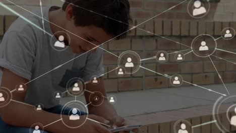 red de conexiones contra un hombre que usa un teléfono inteligente