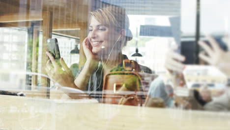 Schöne-Frau,-Video-Messaging-Telefonkonferenz,-Tablet-Im-Café