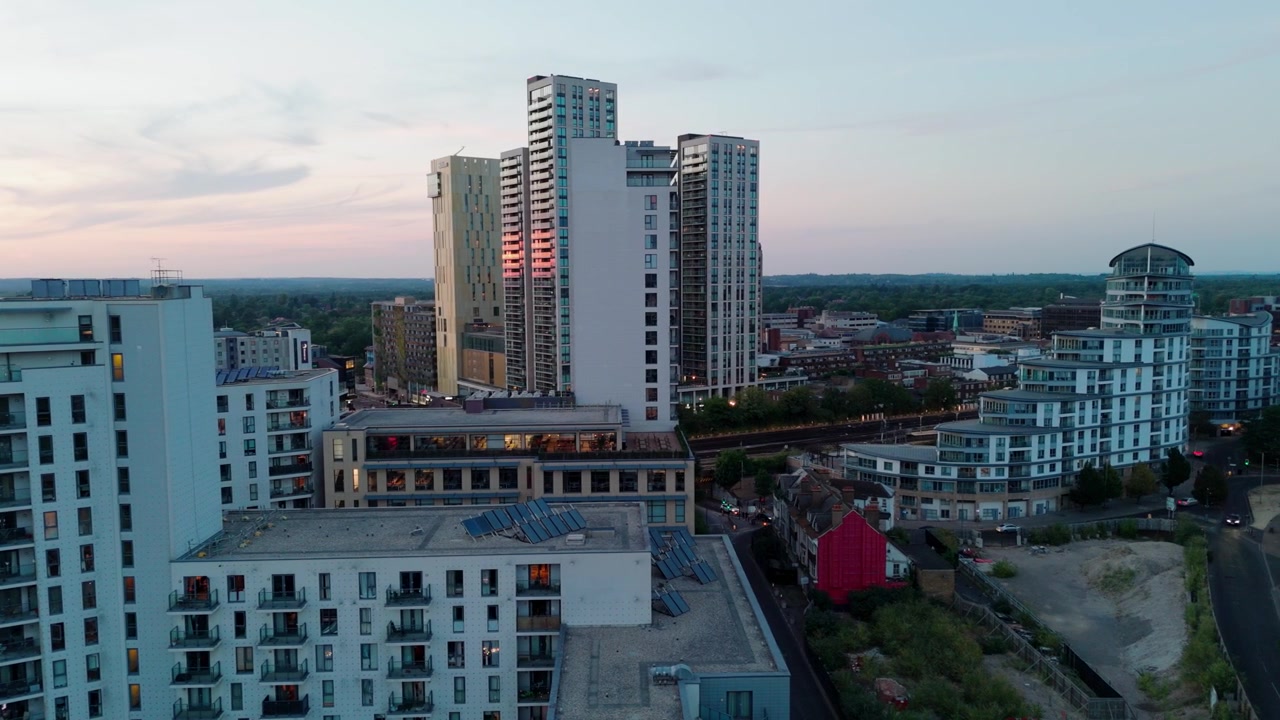 Tramonto Vista aerea moderni grattacieli che dominano lo skyline della città in mezzo a un importante progetto di riqualificazione residenziale e commerciale che si è concluso con i controversi debiti del Consiglio di Woking.