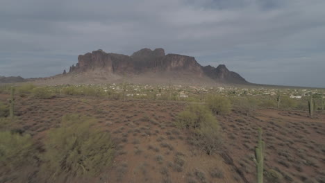 aéreo de la majestuosa montaña del desierto
