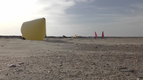 Deporte-De-Playa:-Gente-Divirtiéndose-Con-Navegación-Terrestre-En-La-Playa-En-Verano