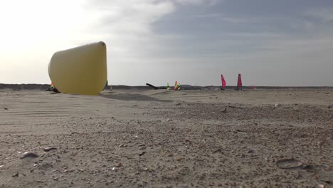 deporte de playa: gente divirtiéndose con navegación terrestre en la playa en verano