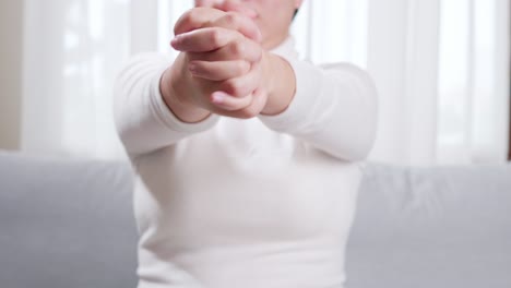 지속적인 기술 사용으로 손 스트레칭을 하는 여성의 세부 사항