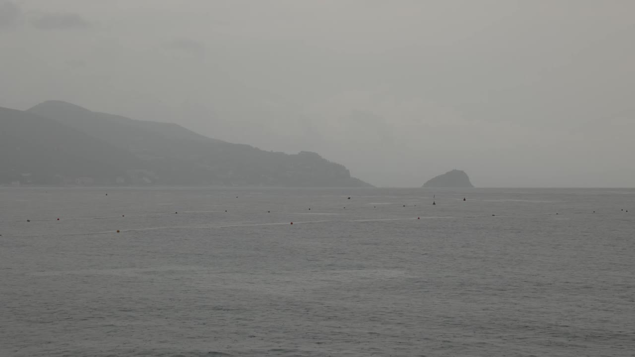 비가 내리는 바다, 해변, 해안선, 파도, 먼 섬.